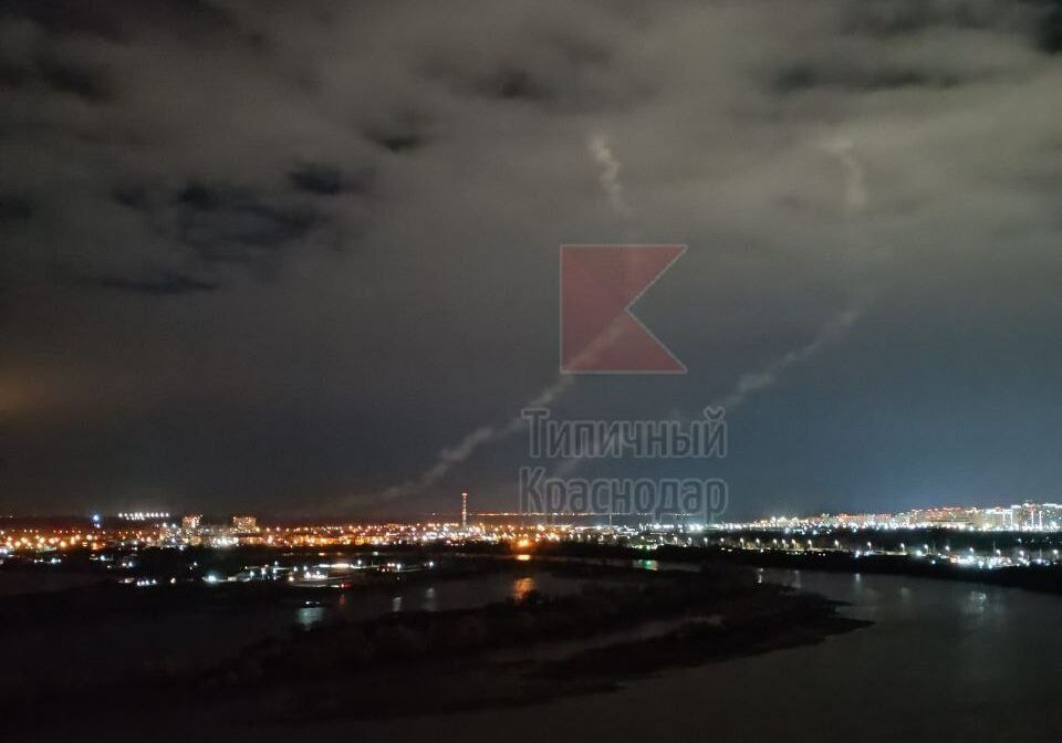 Следы взрывов в небе над Краснодаром. Фото t.me/krd_tipich_ru