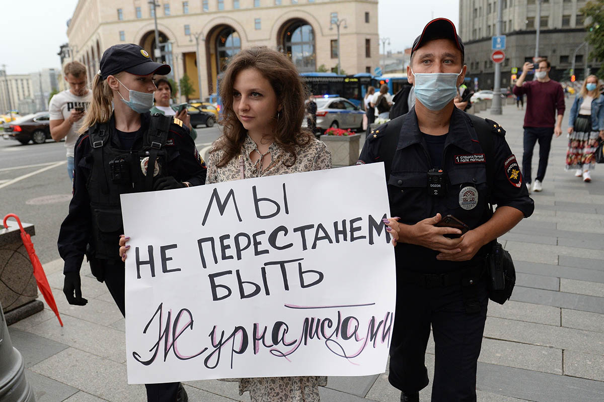 Полиция задерживает журналистку в Москве, 21 августа 2021 года. Фото Denis Kaminev/AP Photo/Scanpix/LETA