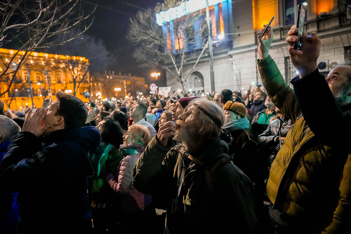Сторонники сербской оппозиции во время акции протеста возле Республиканской избирательной комиссии в Белграде, Сербия, 18 декабря 2023 года. Фото Darko Vojinovic/AP Photo/Scanpix/LETA