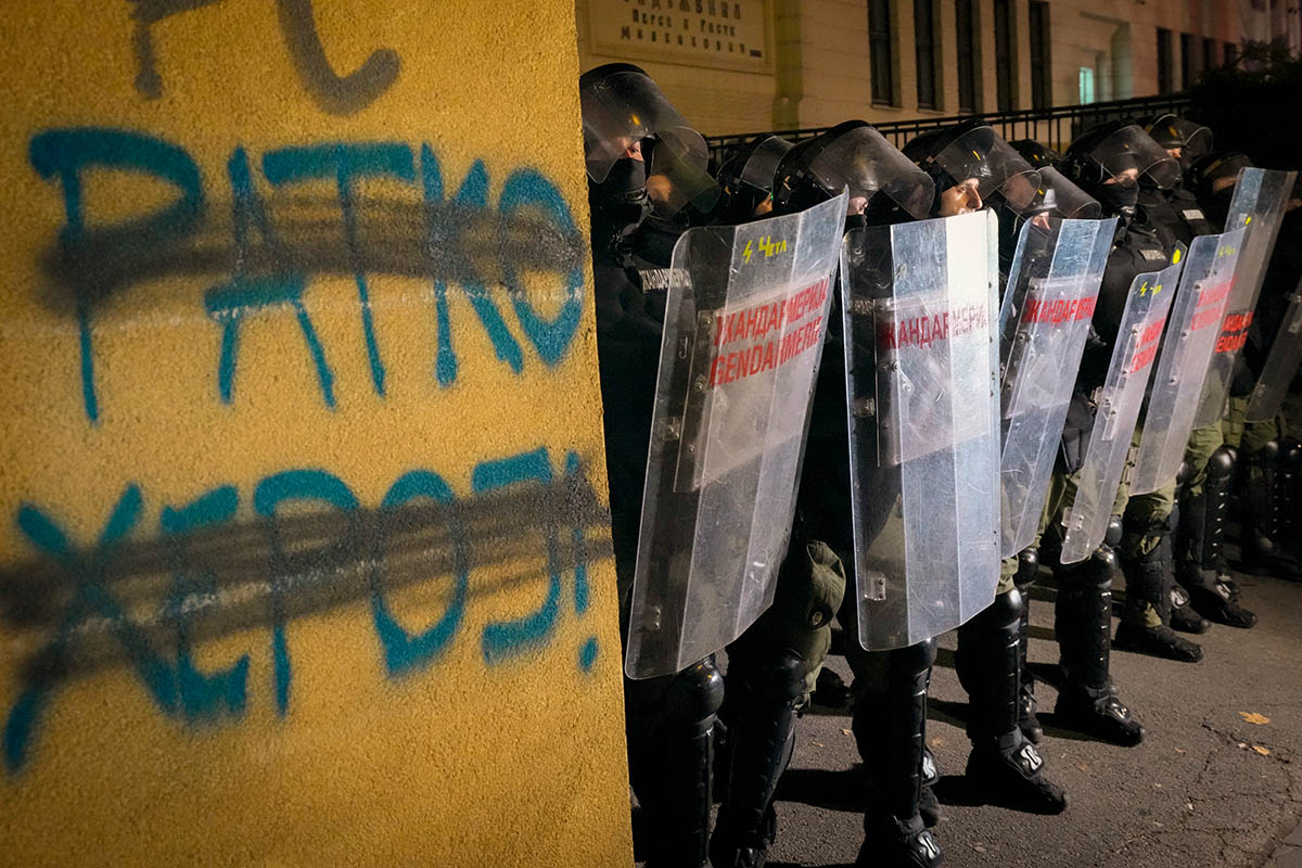 Полиция возле здания избирательной комиссии во время протеста нескольких тысяч сторонников сербской оппозиции в Белграде, Сербия, 18 декабря 2023 года. Фото Darko Vojinovic/AP Photo/Scanpix/LETA