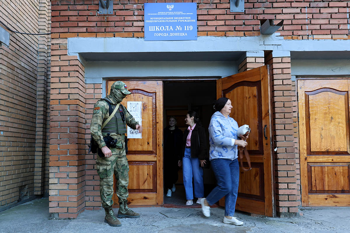 Военнослужащий РФ охраняет вход на избирательный участок во время местных выборов в Донецке, 10 сентября 2023 года. Фото AP Photo/Scanpix/LETA