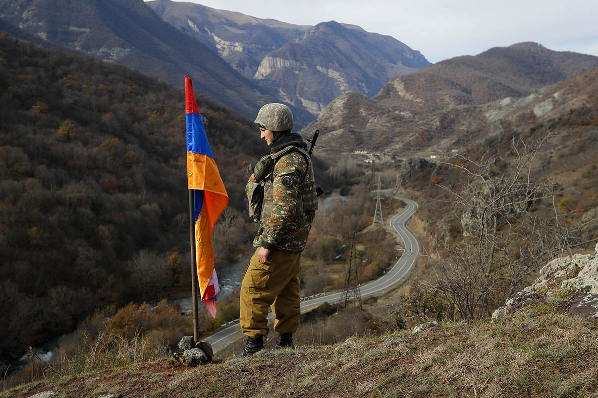 Армянский военнослужащий на вершине холма. Фото Sergei Grits/AP Photo/Scanpix/Leta