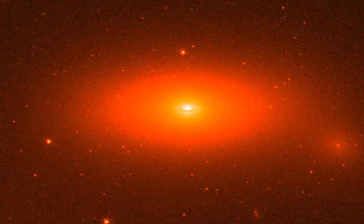 Галактика NGC 1277, в которой ученые обнаружили практически полное отсутствие темной материи. Фото ESA/Hubble, CC BY 4.0