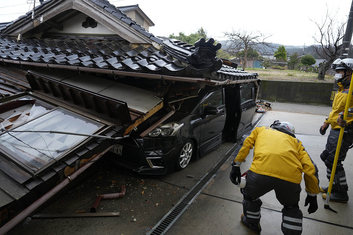 Спасатели ищут пропавших без вести людей у рухнувшего здания в Вадзиме, префектура Исикава, Япония, 3 января 2024 года. Фото FRANCK ROBICHON/EPA/Scanpix/LETA
