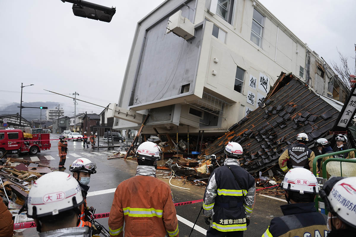 Спасатели на месте обрушившегося здания в Вадзиме, префектура Исикава, Япония, 3 января 2024 года. Фото FRANCK ROBICHON/EPA/Scanpix/LETA