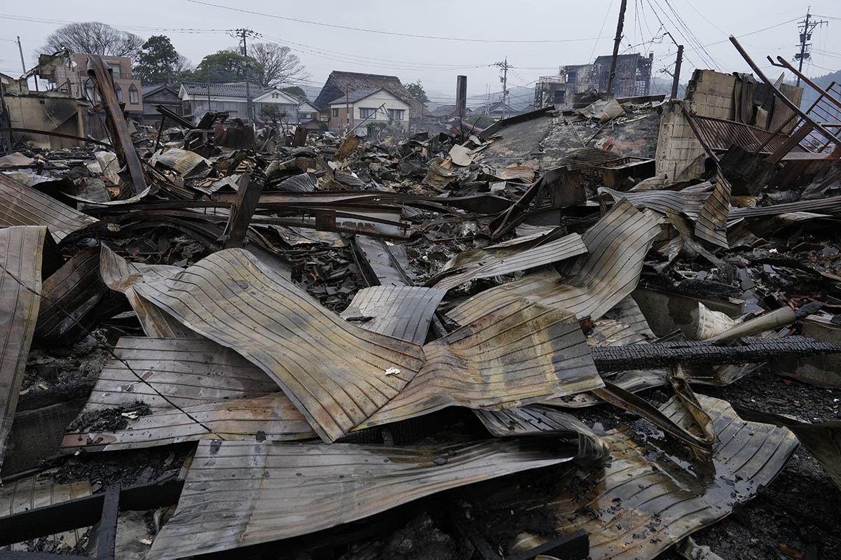 Разрушенные и сгоревшие жилые дома после землетрясения в Вадзиме, префектура Исикава, Япония, 3 января 2024 года. Фото FRANCK ROBICHON/EPA/Scanpix/LETA
