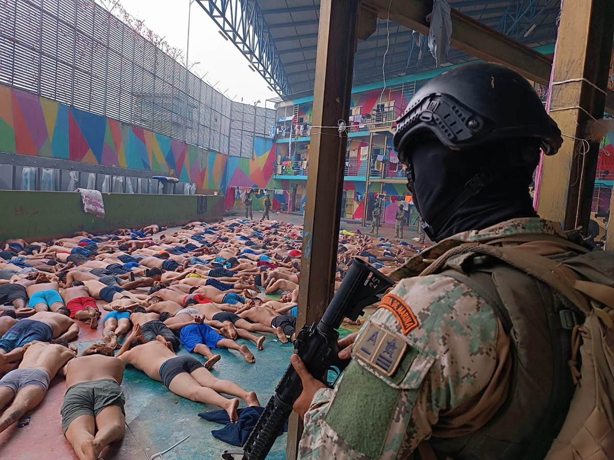 Солдаты морской пехоты проводят операцию после беспорядков в тюрьме Литораль в Гуаякиле, 8 января 2024 года. Фото Armed Forces of Ecuador/EPA/Scanpix/LETA