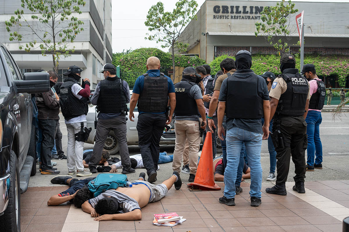 Полиция задерживает подозреваемых недалеко от штаб-квартиры телеканала TC Television, 9 января 2024 года. Фото Mauricio Torres/EPA/Scanpix/LETA