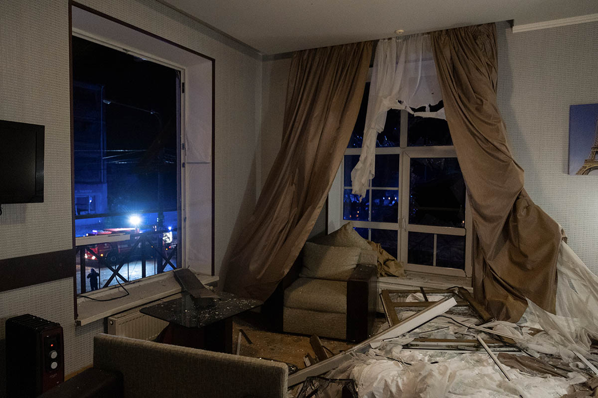Поврежденный гостиничный номер после ночных российских ракетных ударов в Харькове, 11 января 2024 года. Фото SERGEY KOZLOV/EPA/Scanpix/Leta
