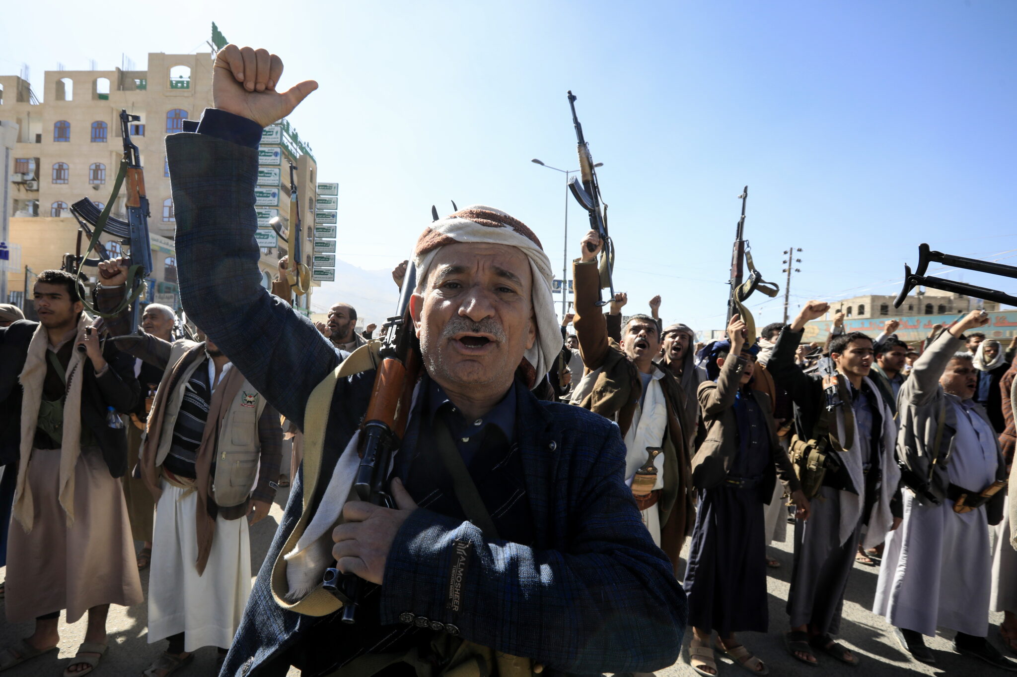 Недавно завербованные члены народной армии хуситов выкрикивают лозунги и размахивают оружием во время собрания по окончании военных учений в Сане, Йемен, 11 января 2024 года. Фото YAHYA ARHAB / EPA / Scan[ix / LETA.