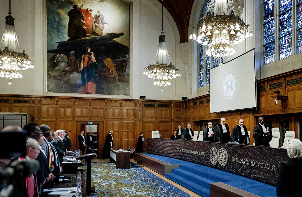 Судьи во главе с президентом Донохью прибывают на слушания по делу о геноциде против Израиля, возбужденному Южной Африкой в Международном Суде в Гааге, 12 января 2024 года. Фото REMKO DE WAAL/EPA/Scanpix/LETA
