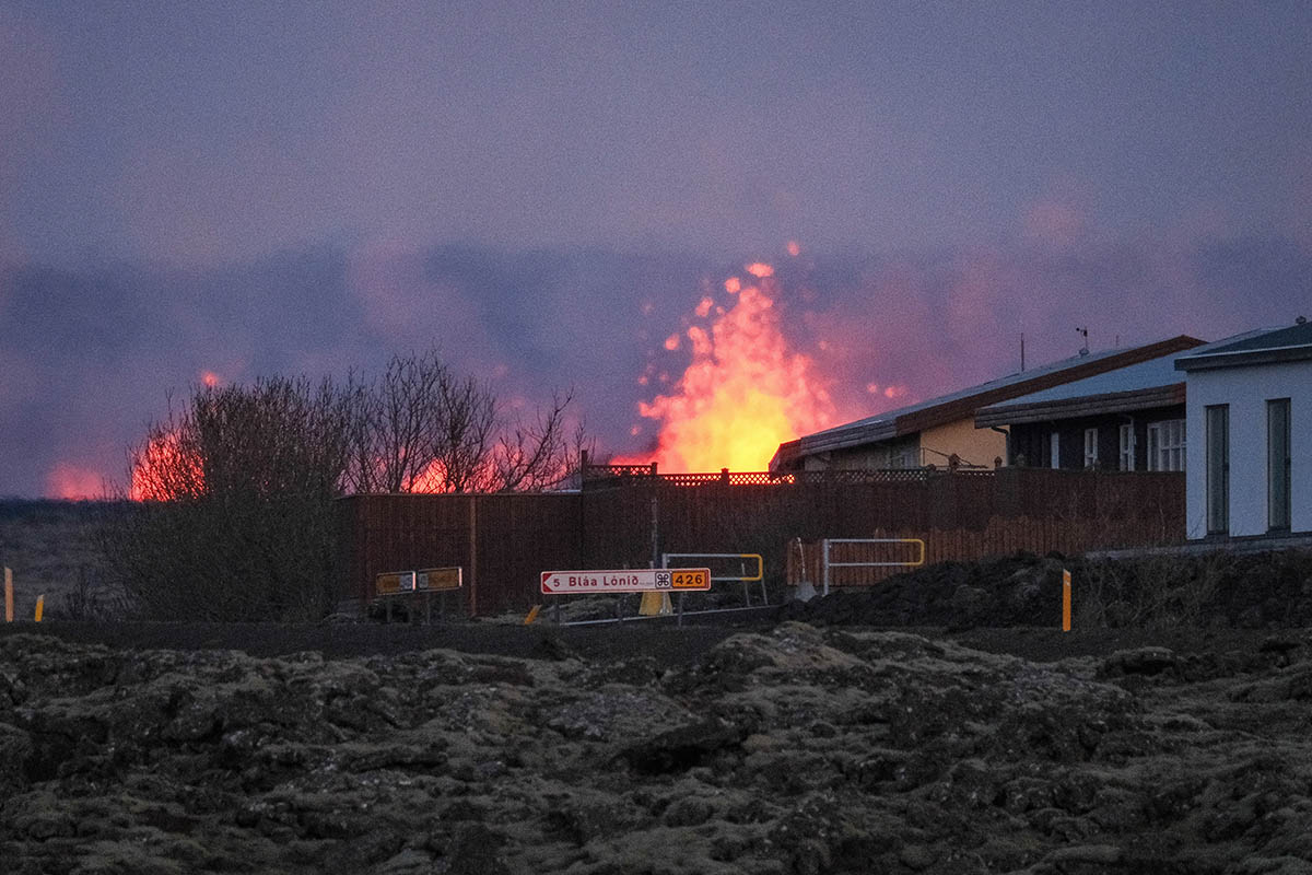 Извержение вулкана недалеко от города Гриндавик на полуострове Рейкьянес, Исландия, 14 января 2024 года. Фото ANTON BRINK/EPA/Scanpix/LETA