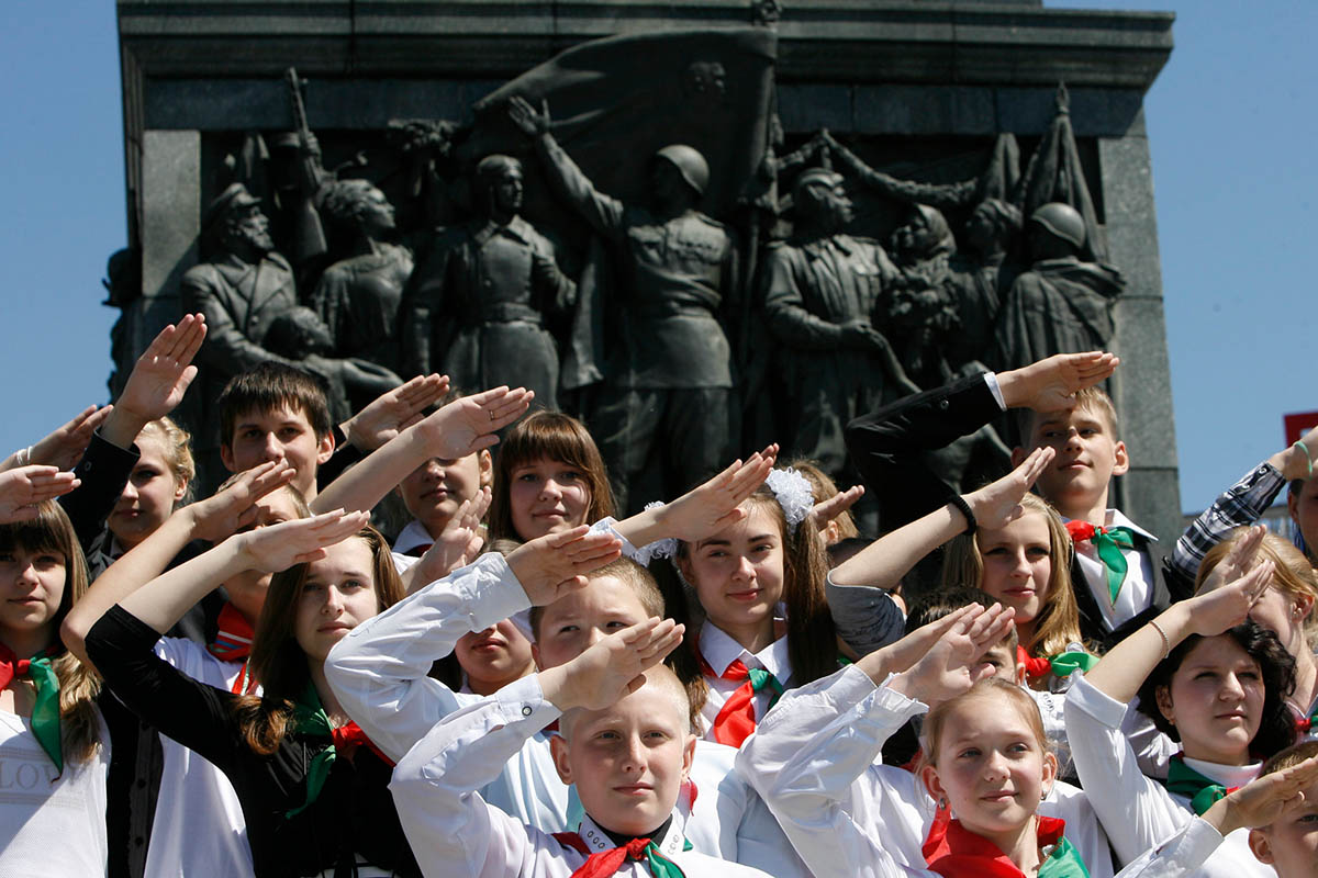 Белорусские школьники на площади Победы в Минске. Фото Natallia Ablazhei/Flickr