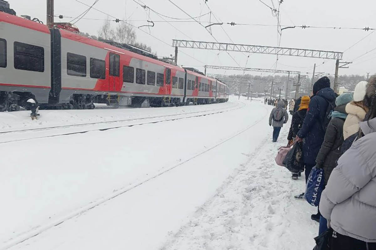 Скоростной электропоезд «Финист» встал из-за технических проблем между городами Свердловской области. Фото e1_news/Telegram