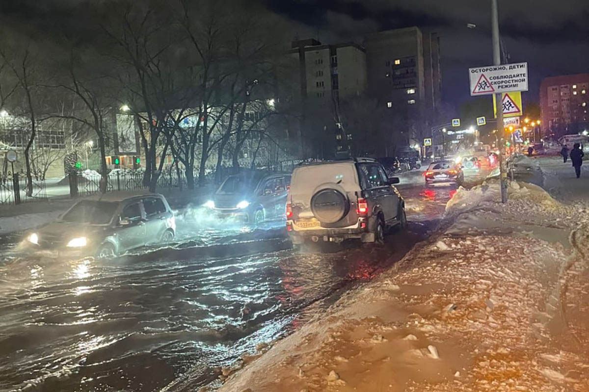Авария на магистральной теплосети в Ленинском районе Новосибирска, 11 января 2024 года. Фото Сибирский Экспресс/Telegram 