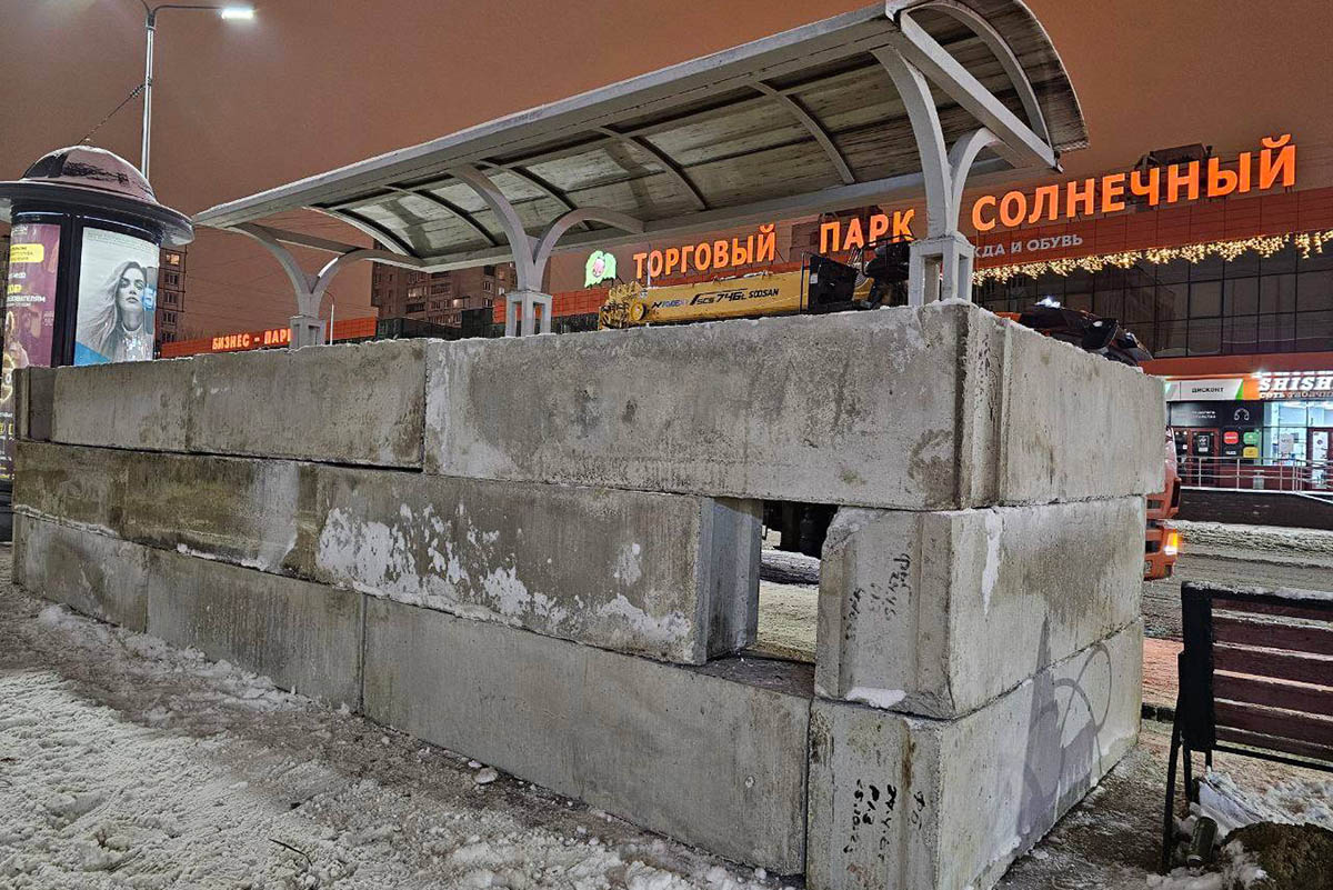 Защитные конструкции из бетонных блоков и мешков с песком у остановок общественного транспорта в Белгороде. Фото belpepel/Telegram
