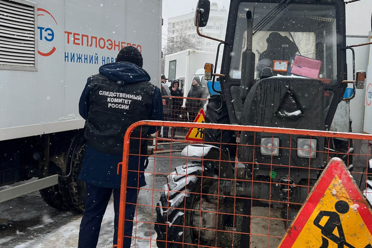 Следователи СК проводят осмотр места происшествия коммунальной аварии на Студеной в Нижнем Новгороде. Фото СК РФ