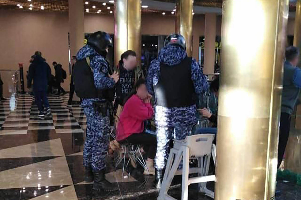 Волонтёра штаба Бориса Надеждина, люди с оружием и в форме, просят покинуть торговый центр, Фото akadem_media/Telegram