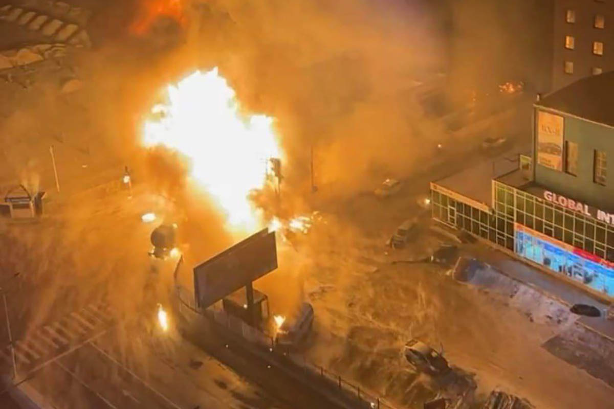 Пожар на месте взрыва грузовика с 60 тоннами газа в Улан-Баторе, Монголия, 24 января 2024 года. Фото очевидцев из соцсетей