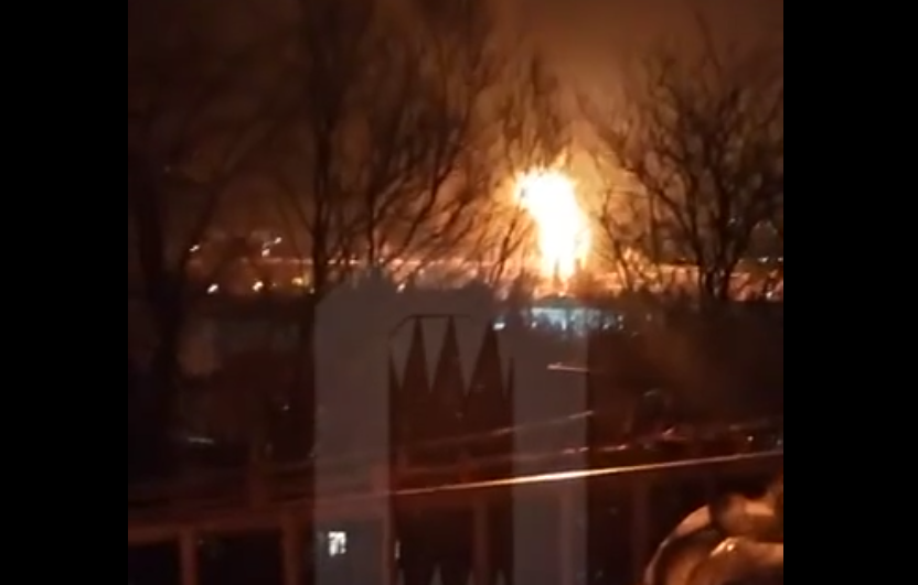 Пожар на нефтебазе в Туапсе 25 января 2024 года. Скриншот из видео «Осторожно, новости».