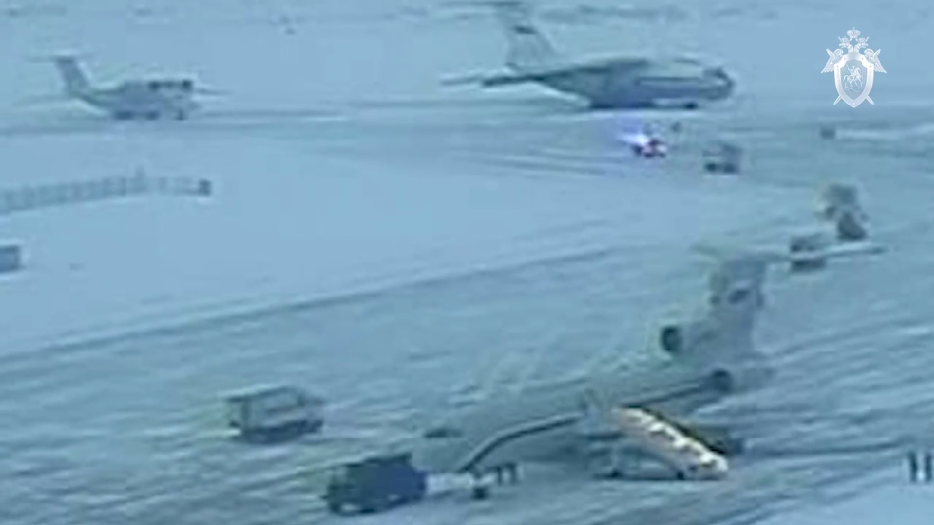 Кадр из видео, на котором якобы происходит посадка украинских пленных в Ил-76. Скриншот из видео телеграм-канала СК.