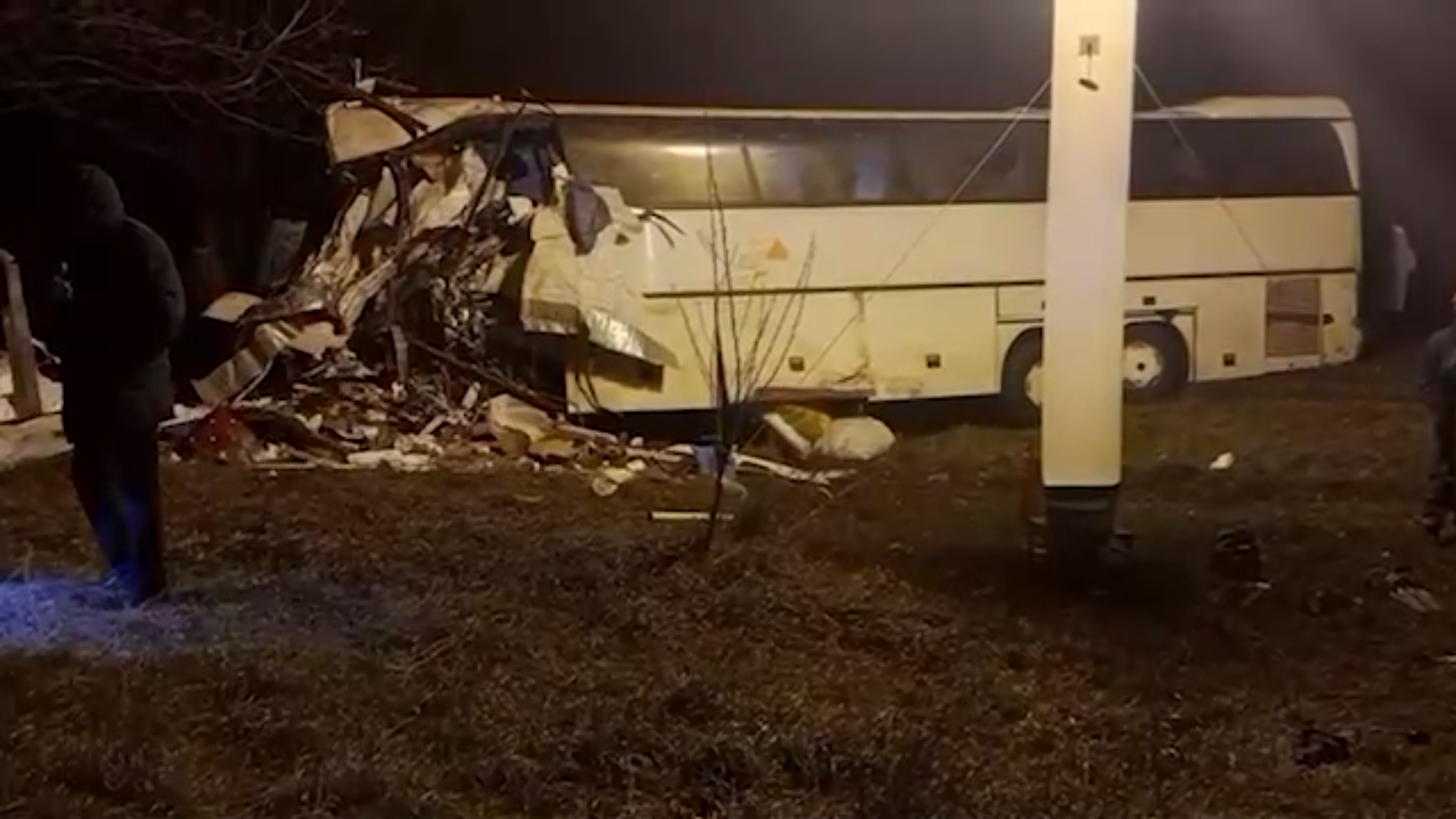 Автобус после столкновения с грузовиком в Ростовской области 28 января 2024 года. Скриншот из видео телеграм-канала Shot.