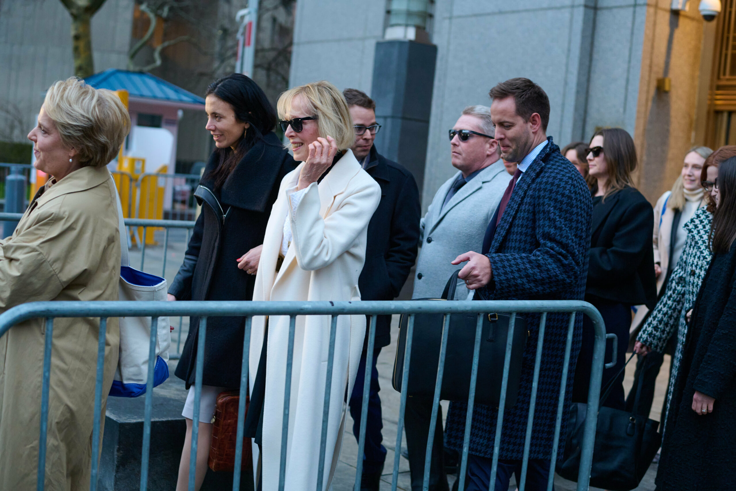 Джин Кэрролл покидает Федеральный суд Манхэттена. Фото Edna Leshowitz / Zuma Press / Scanpix / LETA.