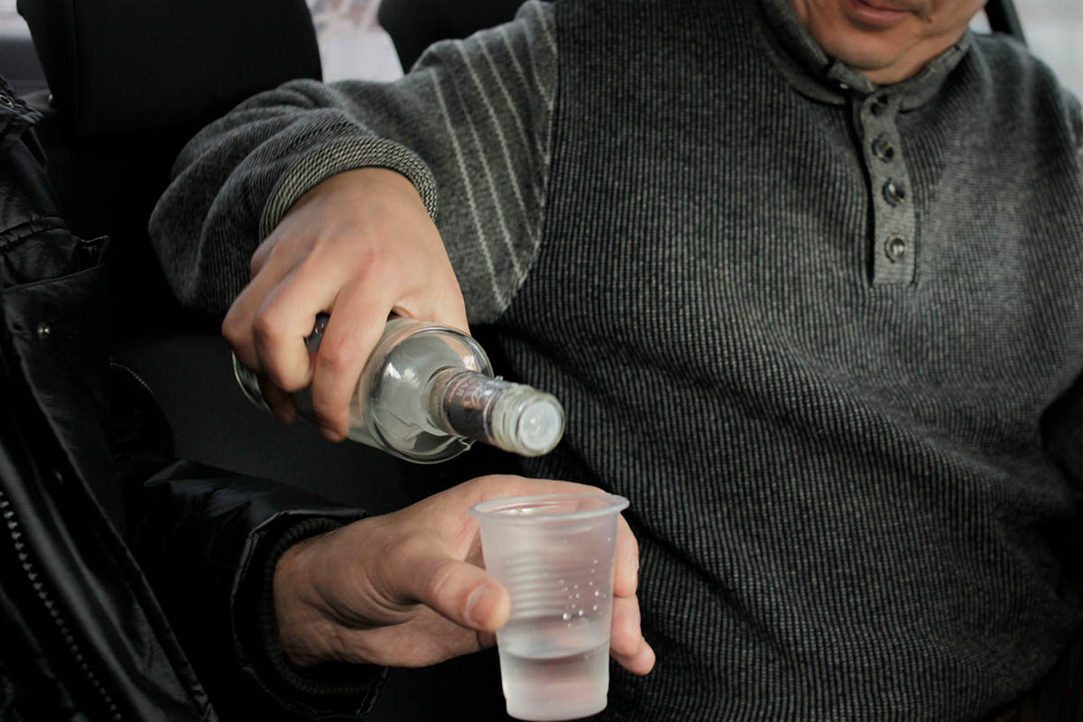 Распитие водки в автомашине из пластиковых стаканов. Фото Diana Markosian/REUTERS/Scanpix/LETA
