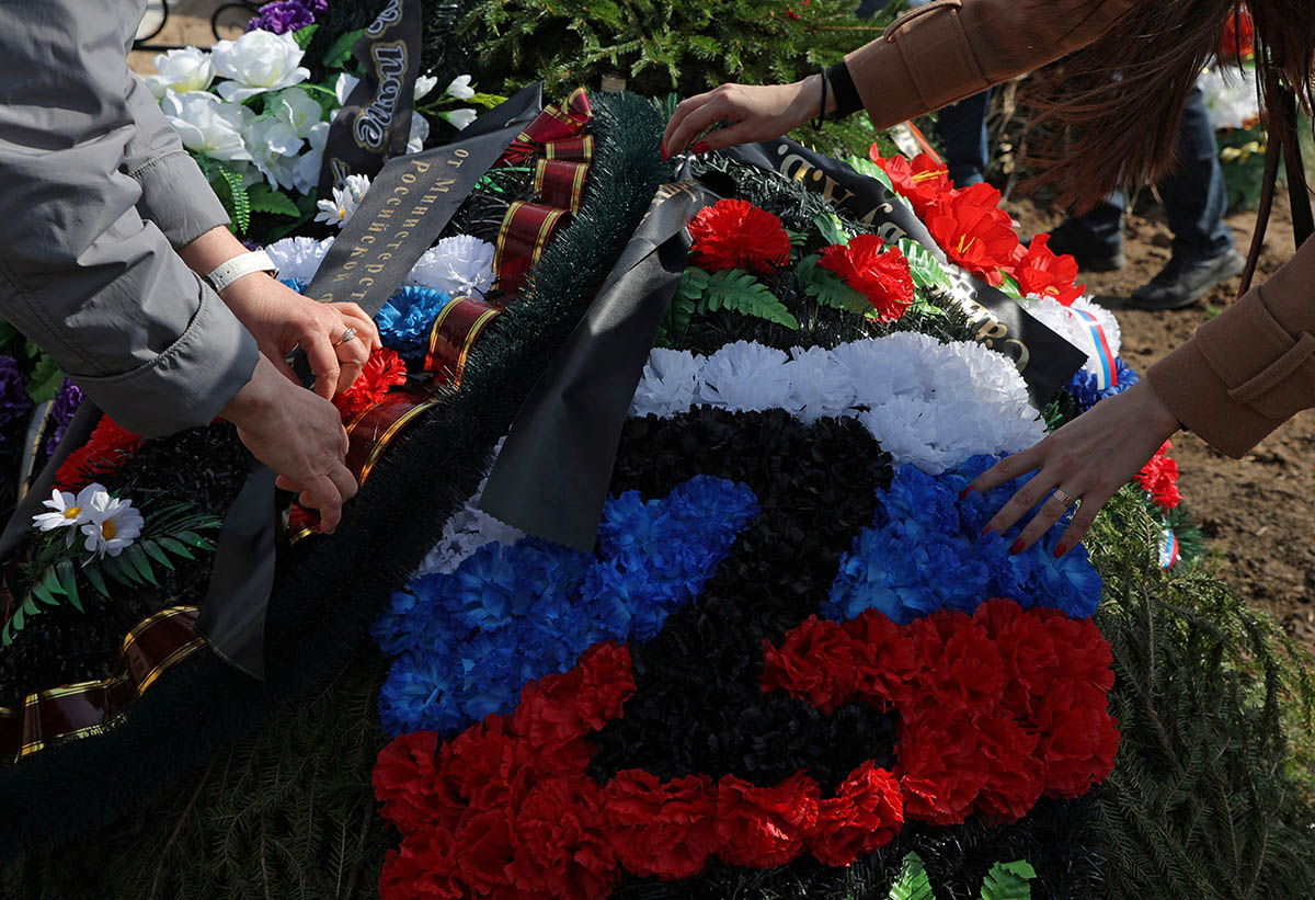 Возложение венков на могиле подполковника российской армии, погибшего во время войны с Украиной, Россия, 11 апреля 2023 года. Фото Anton Vaganov/REUTERS/Scanpix/Leta