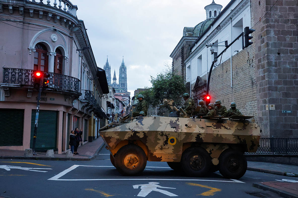 Солдаты на бронетехнике патрулируют исторический центр города Кито, 9 января 2024 года. Фото Karen Toro/EPA/Scanpix/LETA