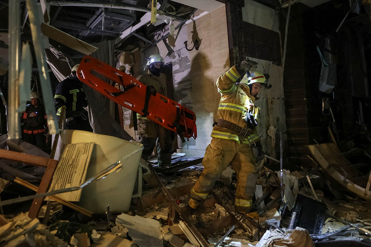 Спасатели работают на территории гостиницы, разрушенной во время ночных российских ракетных ударов в Харькове, 11 января 2024 года. Фото Sofiia Gatilova/REUTERS/Scanpix/Leta