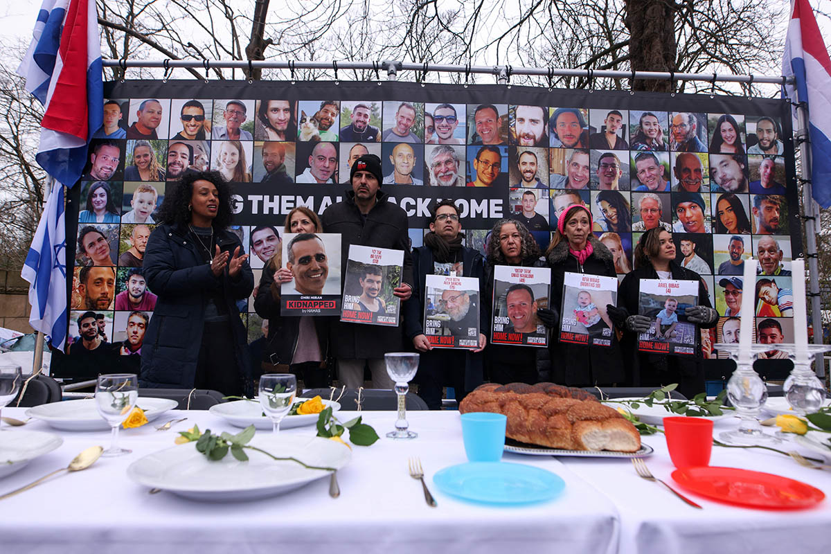 Произраильские сторонники возле Международного Суда в Гааге, 12 января 2024 года. Фото Thilo Schmuelgen/REUTERS/Scanpix/LETA
