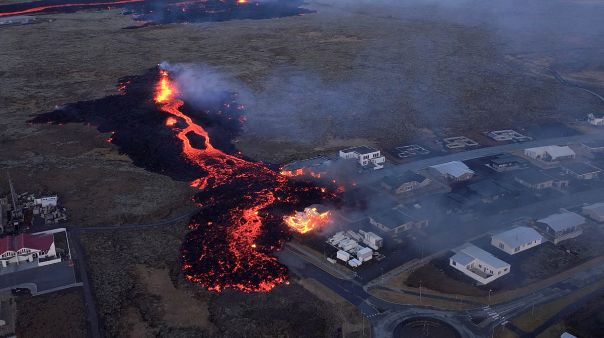 Извержение вулкана в Гриндавике, Исландия, 14 января 2024 года. Фото Bjorn Steinbekk/@bsteinbekk/Instagram/REUTERS/Scanpix/LETA