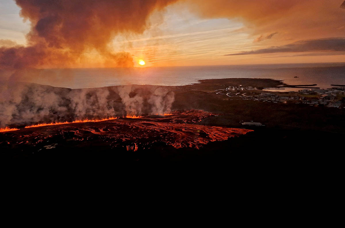 Извержение вулкана в Гриндавике, Исландия, 14 января 2024 года. Фото Icelandic Coast Guard/REUTERS/Scanpix/LETA