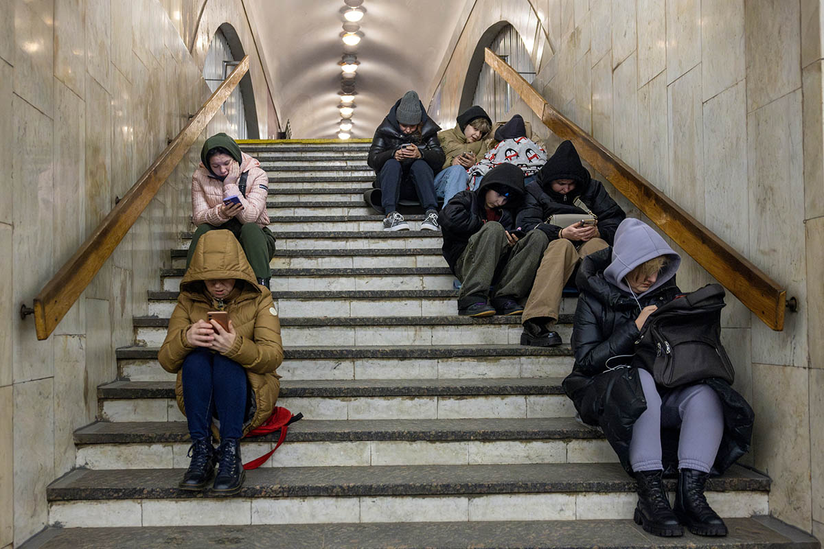 Люди укрываются на станции метро во время российских авиаударов по Киеву, 23 января 2024 года. Фото Thomas Peter/REUTERS/Scanpix/Leta