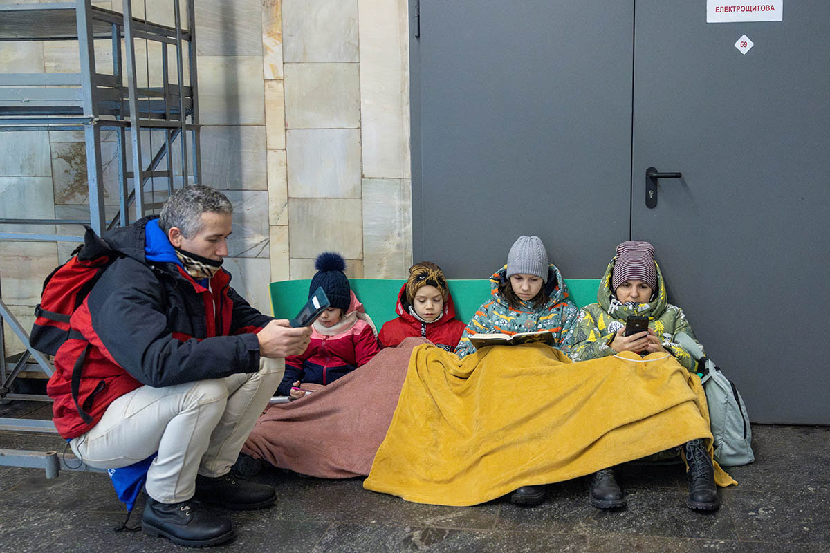 Люди укрываются на станции метро во время российских авиаударов по Киеву, 23 января 2024 года. Фото Thomas Peter/REUTERS/Scanpix/Leta
