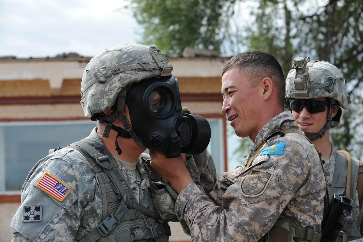 Казахский и американский солдаты во время многонациональных миротворческих учений «Степной орел 12», 2012 год. Фото Third Army ARCENT/Flickr