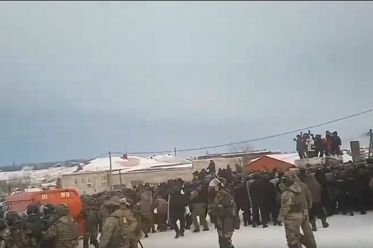 Задержания силовиками людей в Баймаке после вынесения приговора Фаилю Алсынову. Скриншот видео Аспекты - Башкортостан