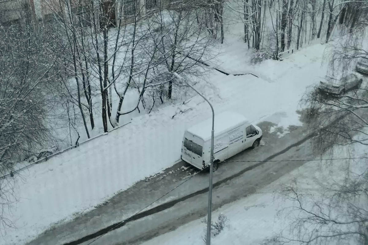 Коммунальная авария в Петрозаводске, машины вмерзают в лед. Фото karelinform/X