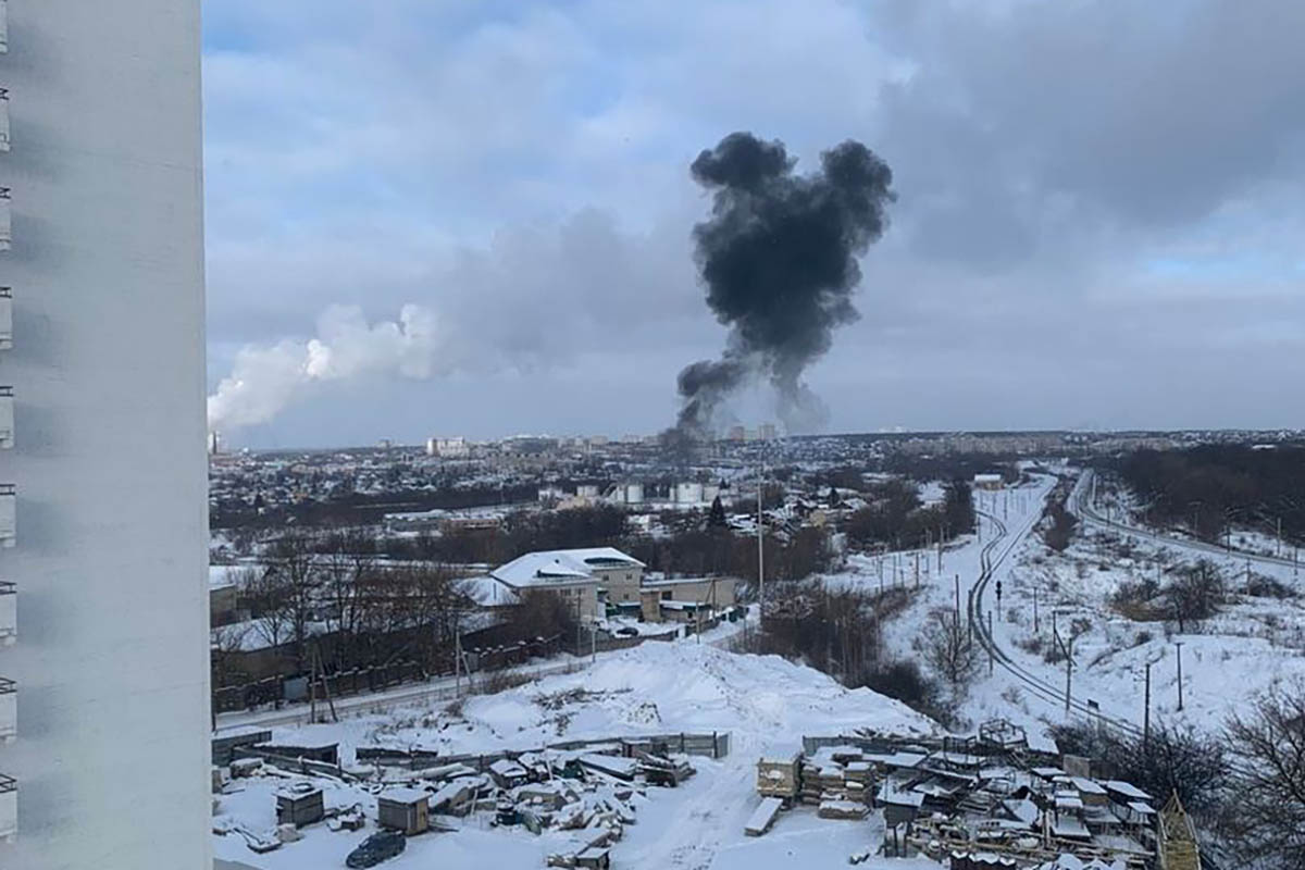 Последствия атаки дрона-камикадзе на резервуар с топливом на нефтебазе "Орёлнефтепродукт", Орёл, 9 января 2024 года. Фото очевидца из соцсетей