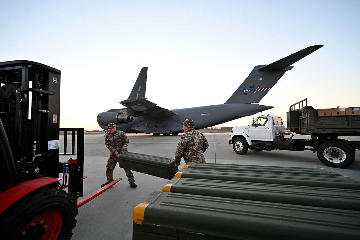Военнослужащие ВСУ перевозят военную помощь США из Литвы в аэропорт Борисполь в Киеве. Фото Sergei SUPINSKY/AFP/Scanpix/LETA