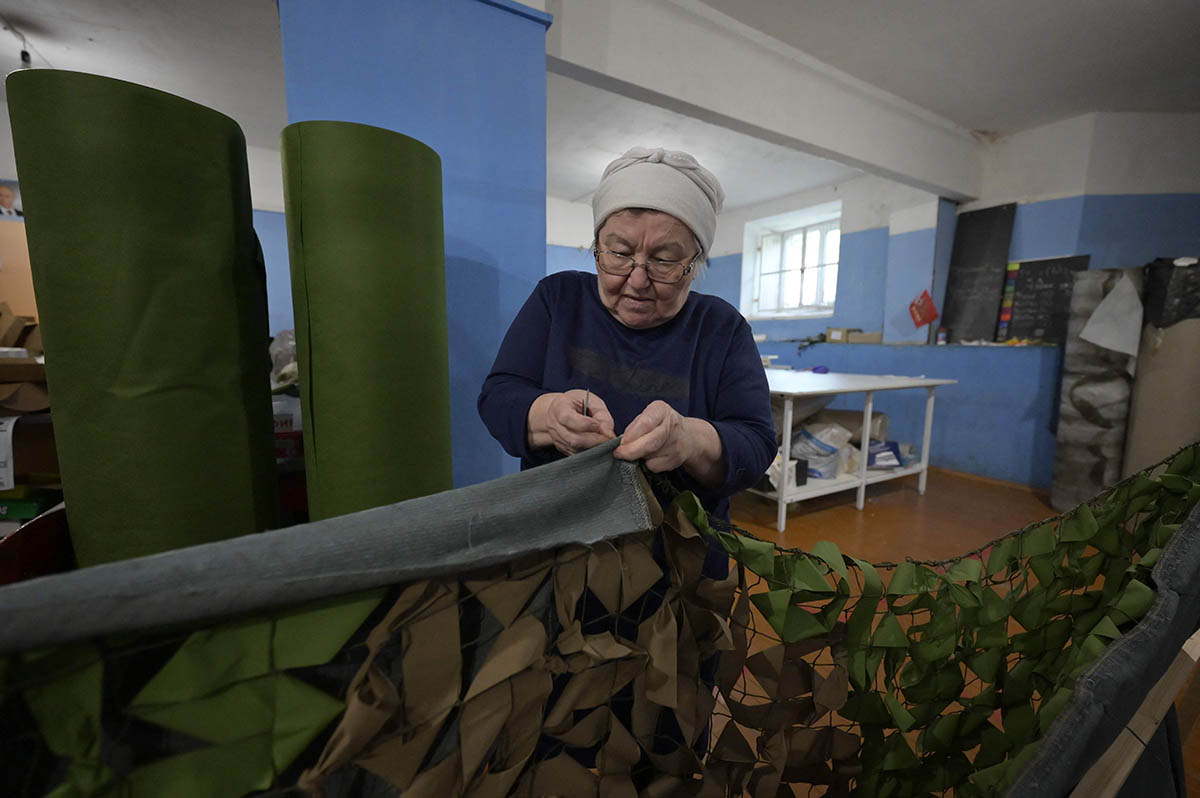 Плетение маскировочных сетей для российских военных в подвале города Жуковский, Московская область. Фото Natalia KOLESNIKOVA/AFP/Scanpix/Leta