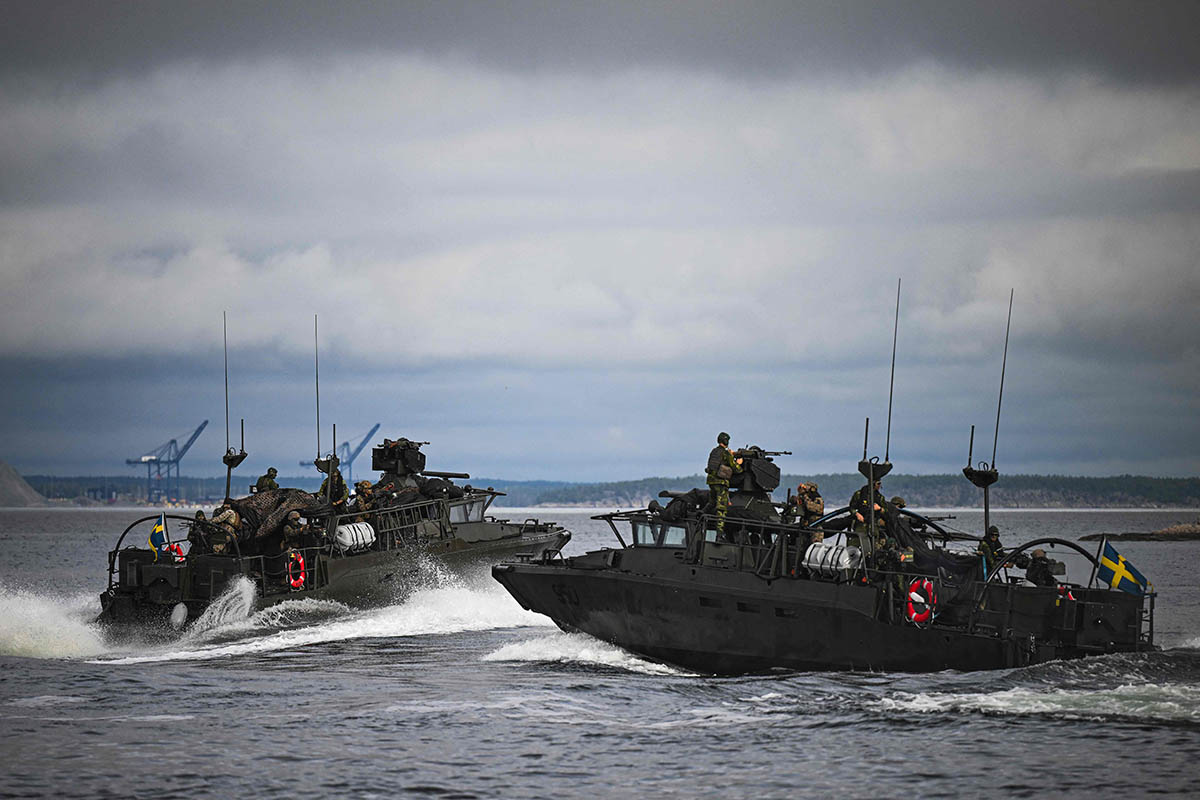 Солдаты Шведского десантного корпуса и Корпуса морской пехоты США во время военных учений. Фото Jonathan NACKSTRAND/AFP/Scanpix/LETA