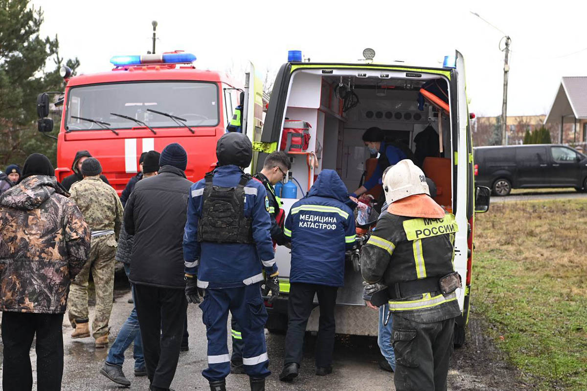 Cотрудники МЧС везут раненого в машину скорой помощи в Белгороде после ракетного удара по региону. Фото AFP PHOTO/ Telegram/v_v_demidov/Scanpix/LETA