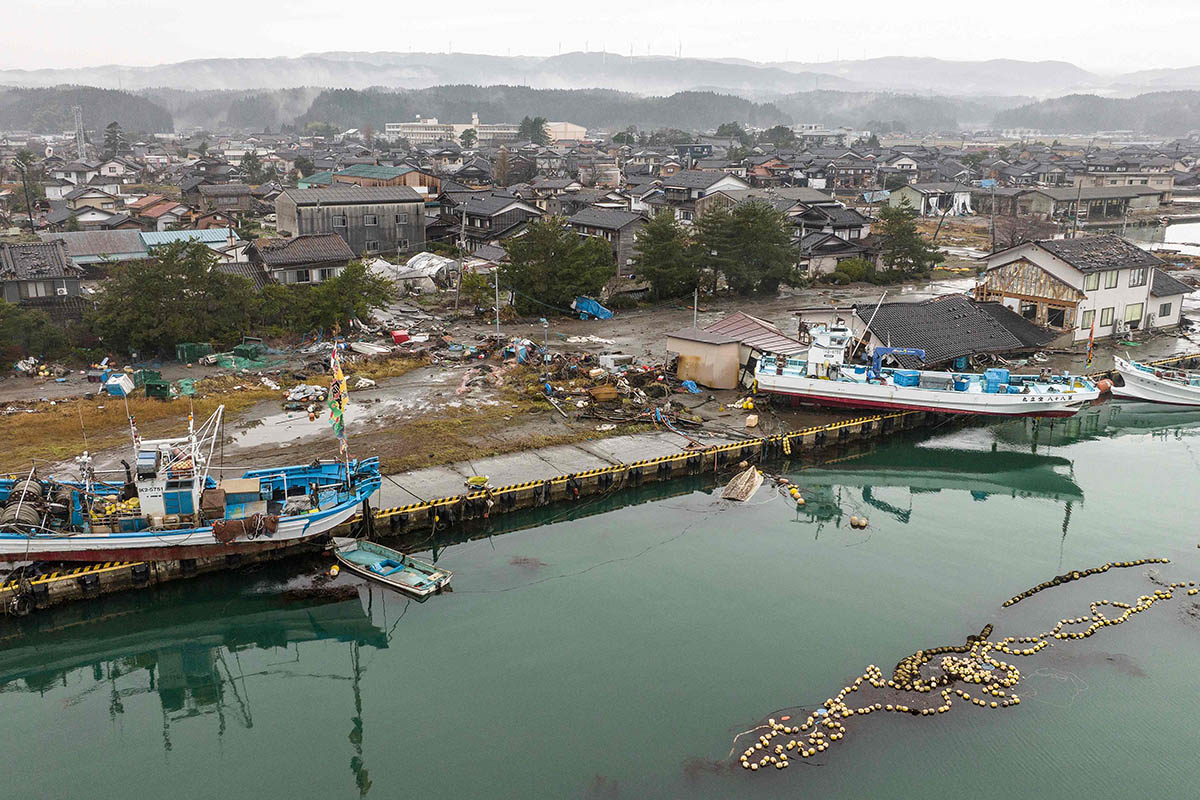 Корабли выброшенные на берег в городе Сузу, префектура Исикава, Япония, 3 января 2024 года.. Фото Fred MERY/AFP/Scanpix/LETA