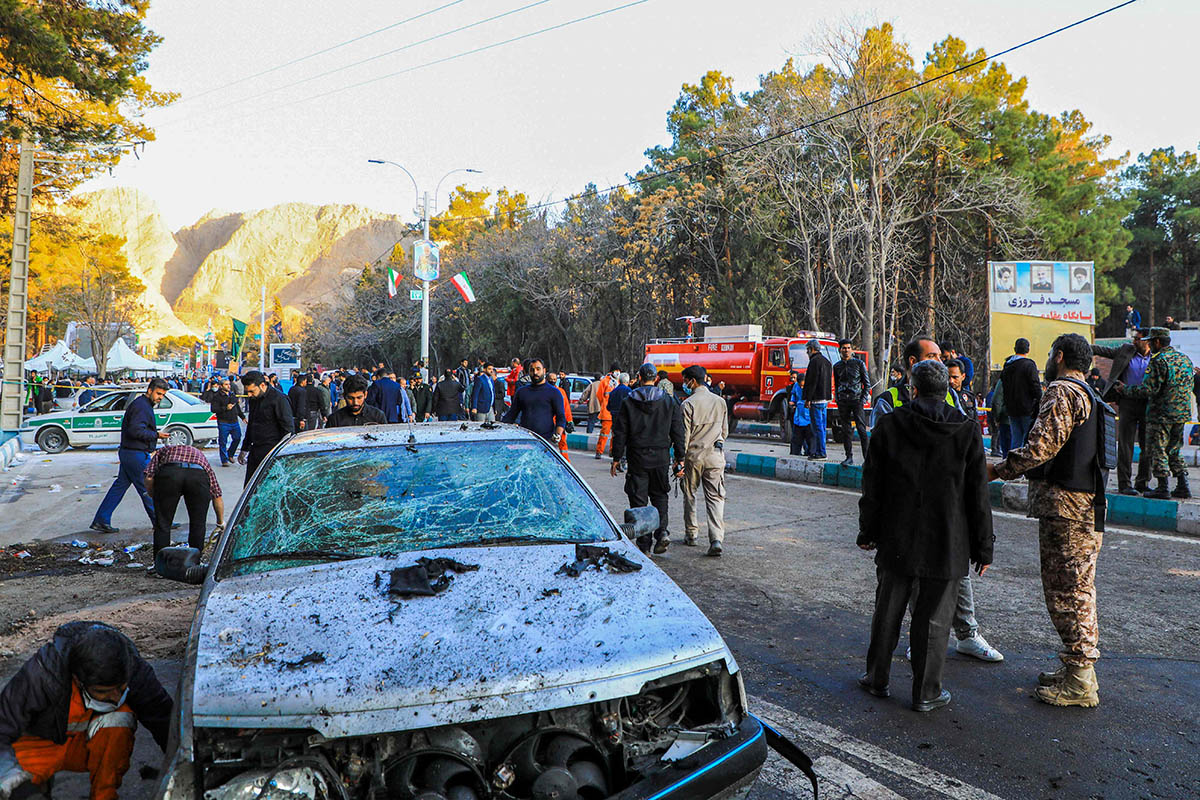 Место взрывов возле мечети Сахеб аль-Заман в южно-иранском городе Керман, 3 января 2024 года. Фото Sare Tajalli/ISNA/AFP/Scanpix/LETA