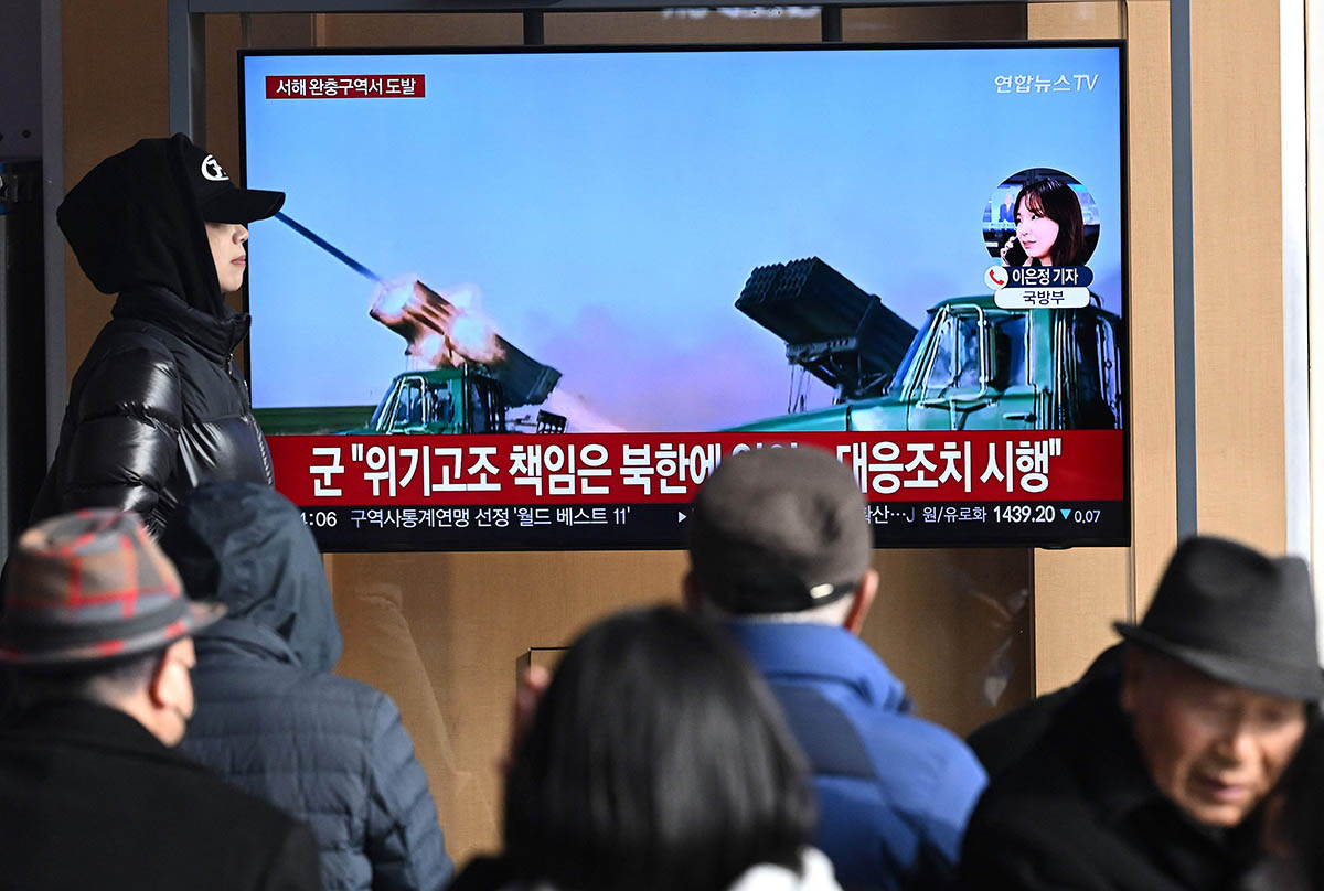 Новостная трансляцию с видеозаписью артиллерийских обстрелов Северной Кореи. Сеул, Южная Корея, 5 января 2022 года. Фото Jung Yeon-je/AFP/Scanpix/LETA