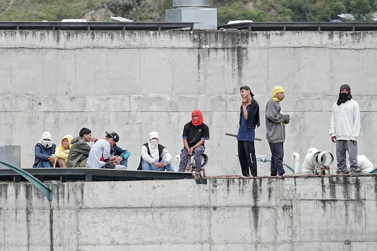 Заключенные на крыше тюрьмы Тури во время бунта заключенных в Куэнке, 9 января 2024 года. Фото FERNANDO MACHADO/AFP/Scanpix/LETA