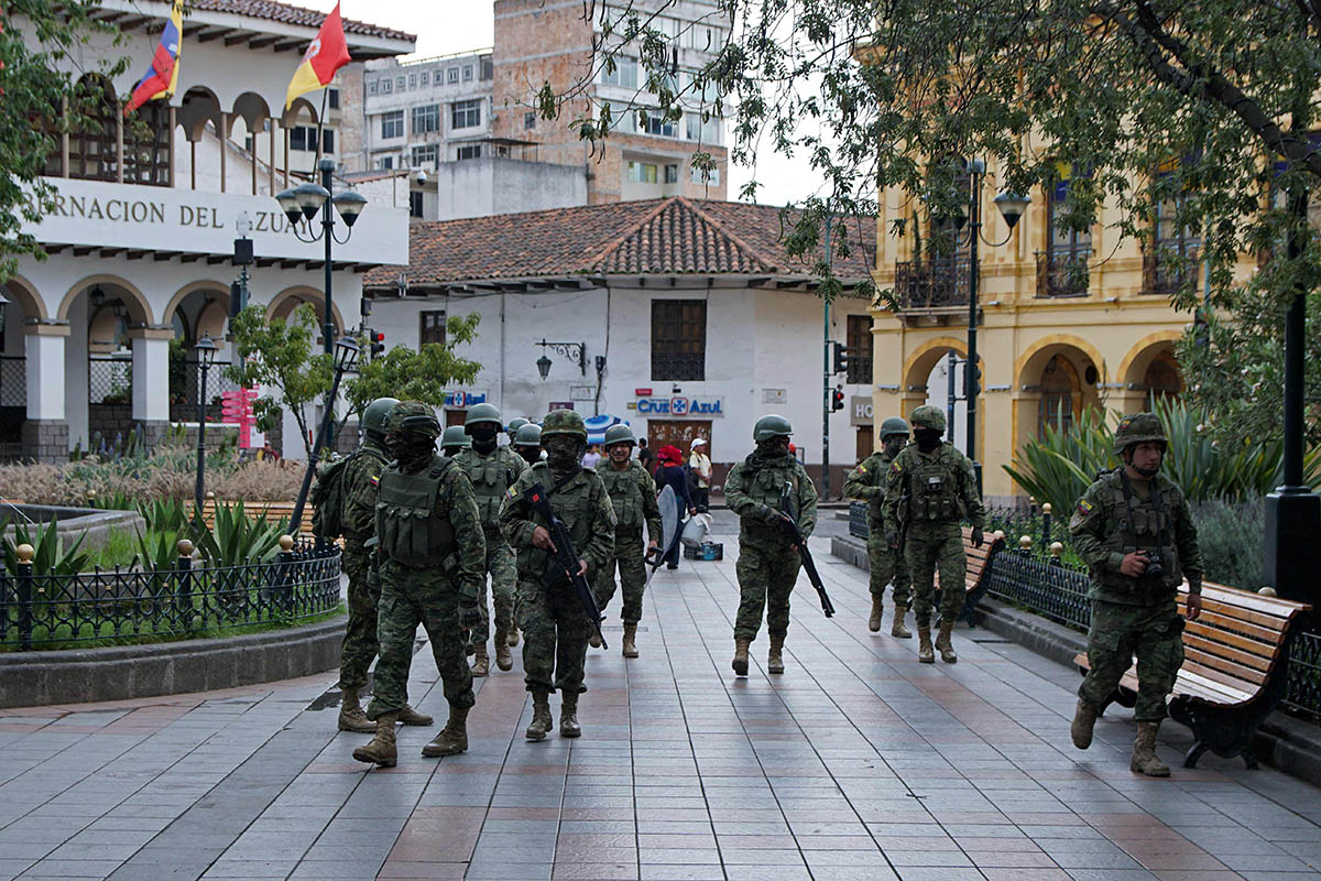 Солдаты патрулируют улицы Куэнки, 9 января 2024 года. Фото Fernando Machado/AFP/Scanpix/LETA
