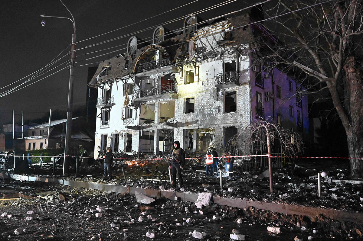 Спасатели оцепляют территорию вокруг разрушенной гостиницы после ночных российских ракетных ударов в Харькове, 11 января 2024 года. Фото SERGEY BOBOK/AFP/Scanpix/Leta